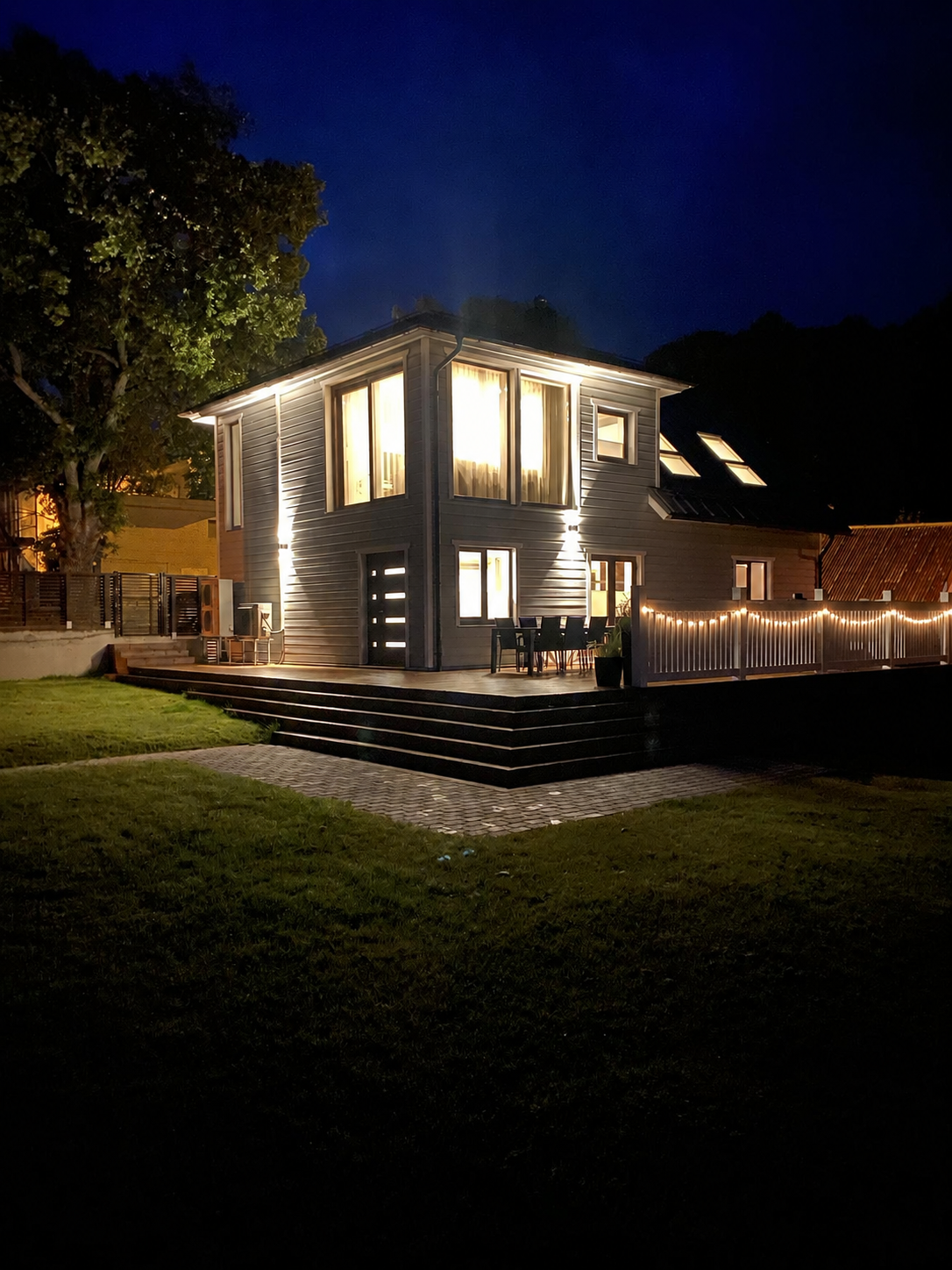 Villa Alexandra õhtune välisvaade terrassi valgustusega